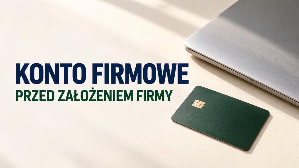 Zamknięty laptop i karta płatnicza na jasnym biurku, obok napis Konto firmowe przed założeniem firmy