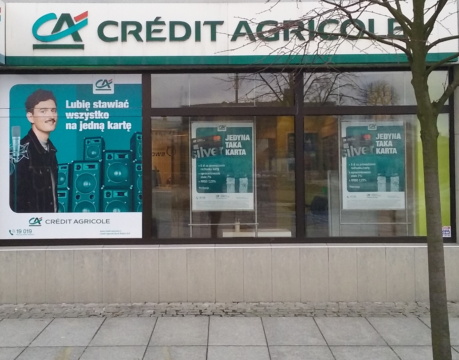Oddział Credit Agricole w Tomaszowie Mazowieckim z szyldem banku