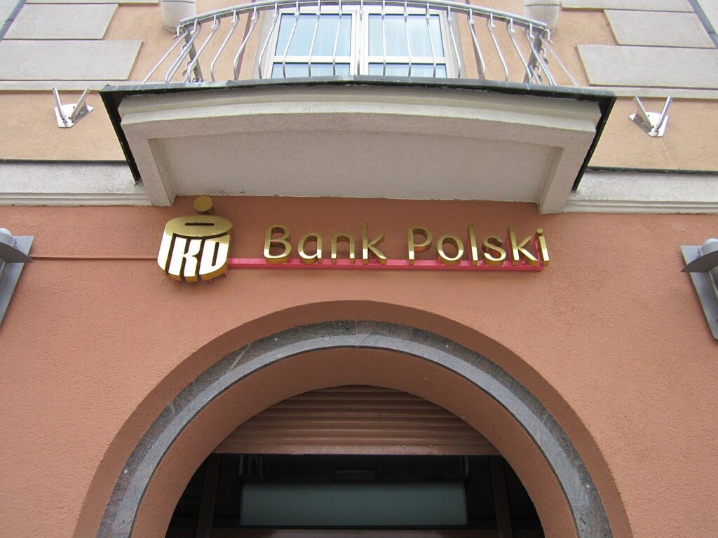 Szyld PKO Banku Polskiego nad wejściem do oddziału w Białymstoku