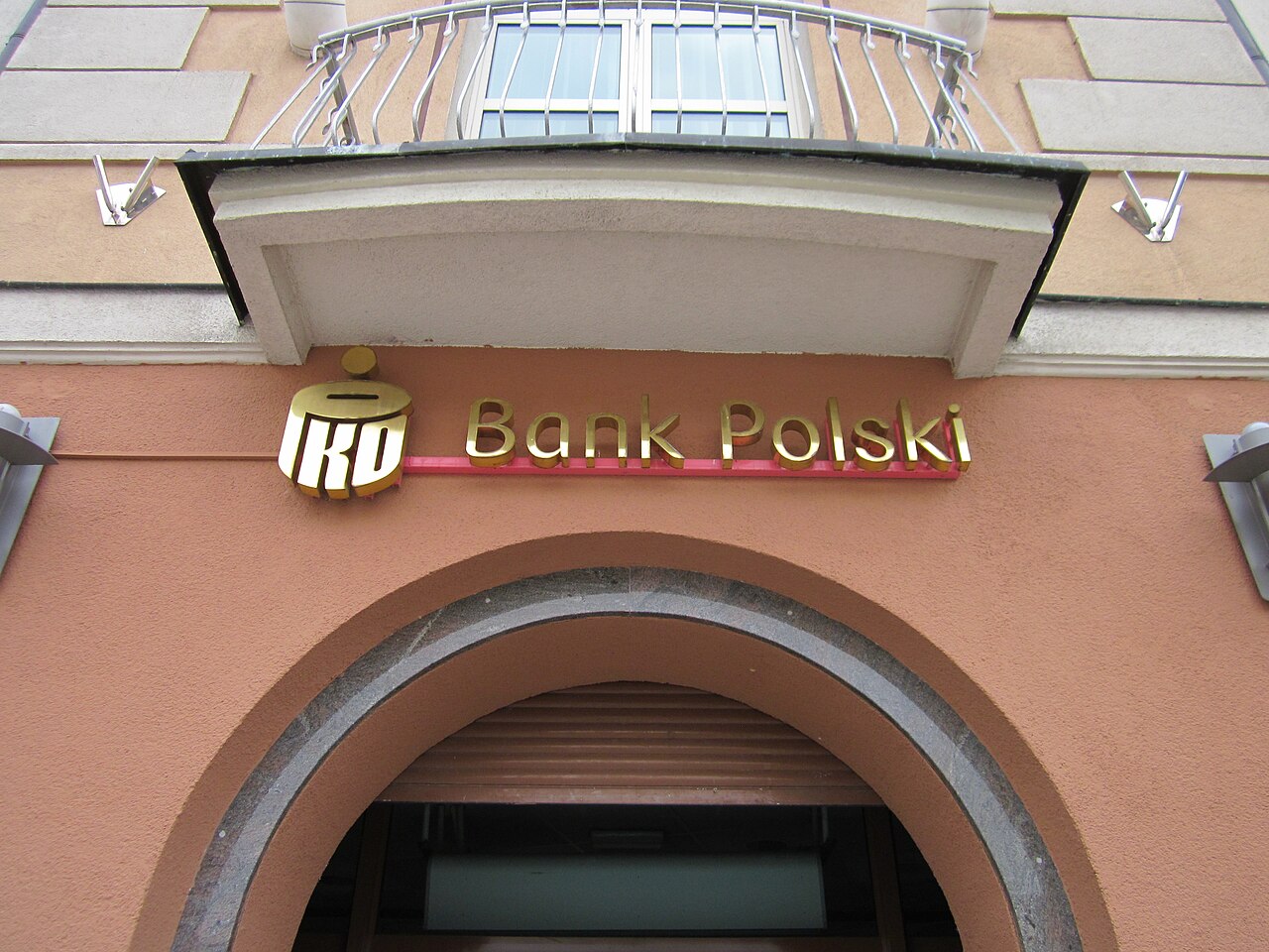 Szyld PKO Banku Polskiego nad wejściem do oddziału w Białymstoku