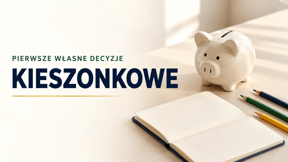 Skarbonka, otwarty notes i kredki na jasnym biurku z napisem Kieszonkowe