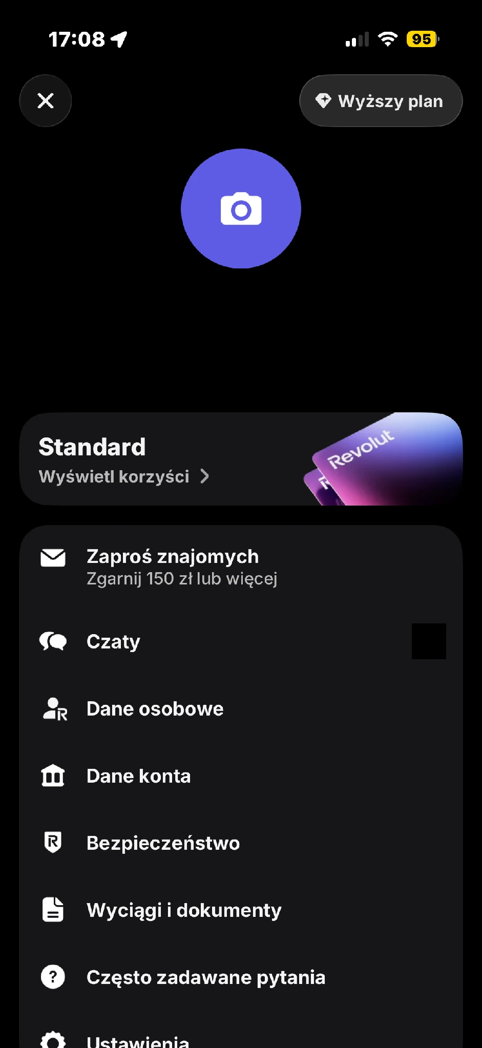 Profil Revolut: bieżący plan Standard, wejście Wyświetl korzyści, Wyższy plan oraz menu profilu. Dane identyfikacyjne, Revtag z QR i liczba czatów zasłonięte.